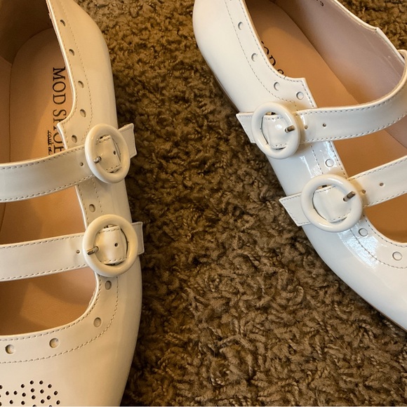 New with Box~Mod Shoes “Pippa” White Patent Leather Flat, Double Straps, Flower - Picture 5 of 12